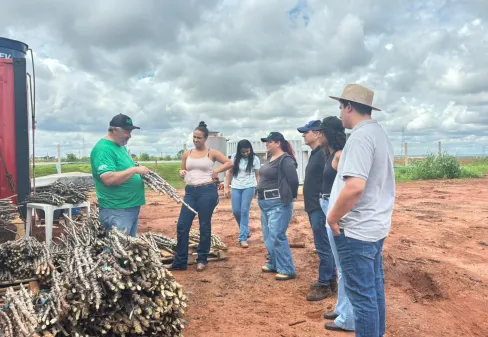 Professor e responsável pelo projeto, Ricardo Mendonça, com alunos da Universidade do Agro